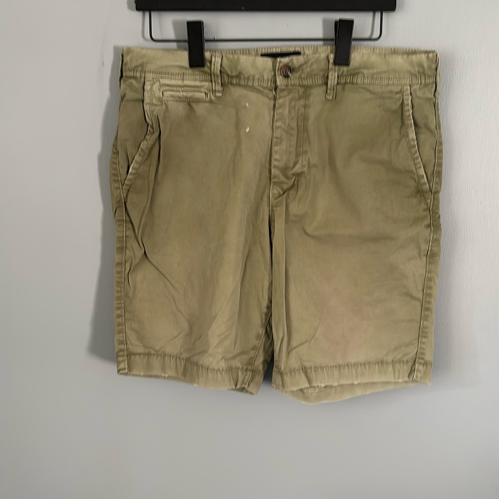 American Eagle Men’s Next Level Flex Khaki Shorts size 32